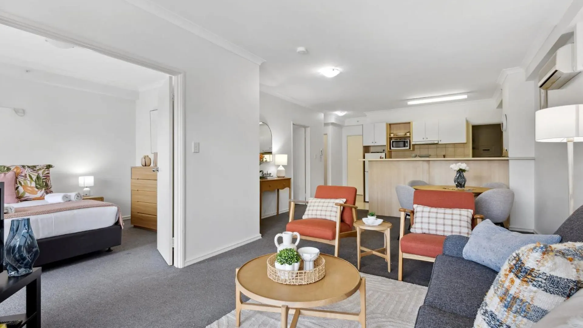 Cozy City Apartment With Stunning Views And Ameni location